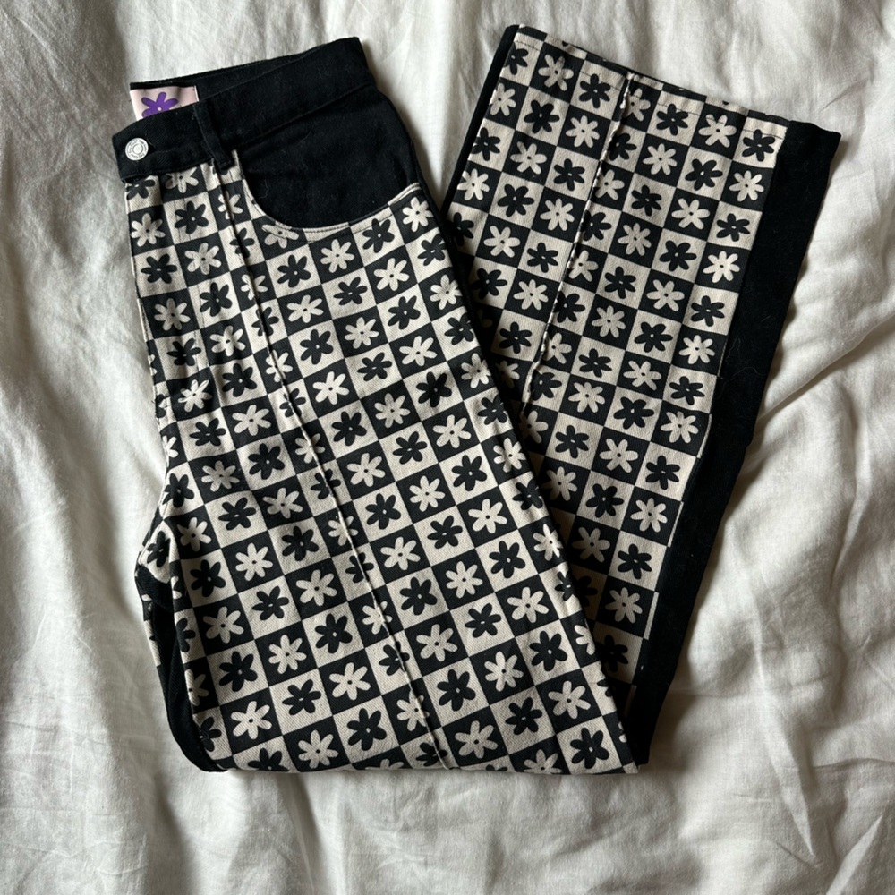 Lisa Says Gah Black and White Floral Grid Pants - Picture 4 of 5